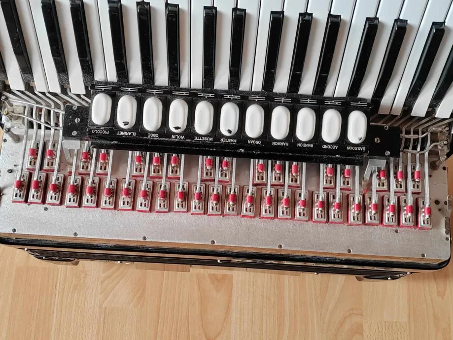 Hohner Morino VIN, 185 basova, kabina