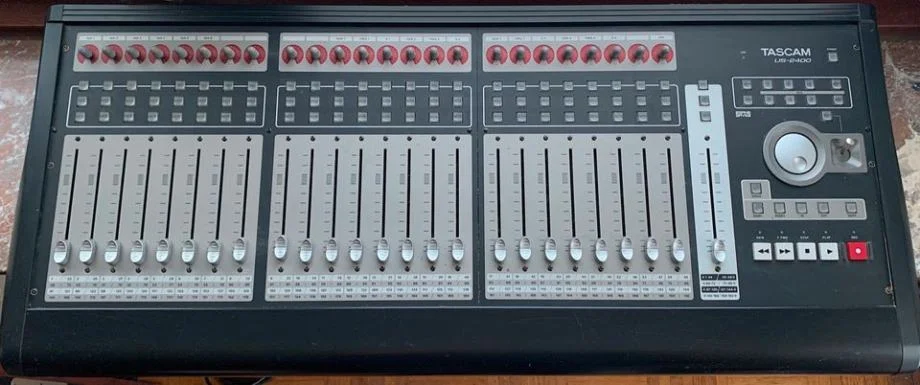 Tascam US-2400 DAW Controller , studijski kontroler mikser — fotografija 2
