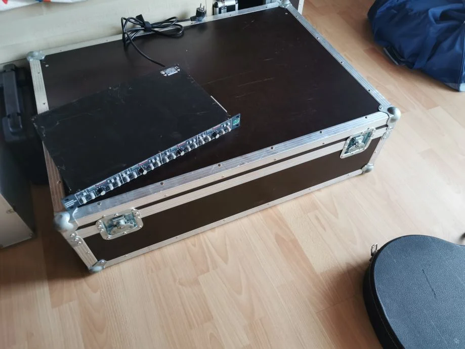Digitalni mikser Behringer X32 sa koferom — fotografija 2