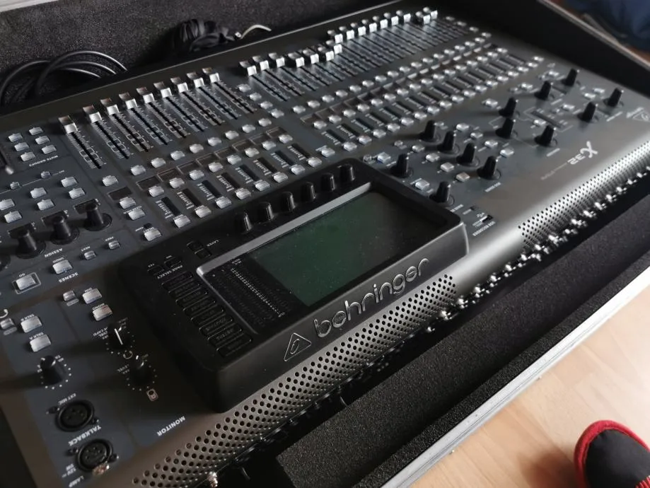 Digitalni mikser Behringer X32 sa koferom
