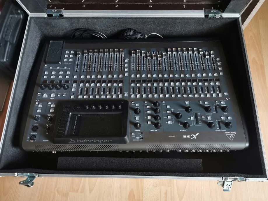 Digitalni mikser Behringer X32 sa koferom — fotografija 4