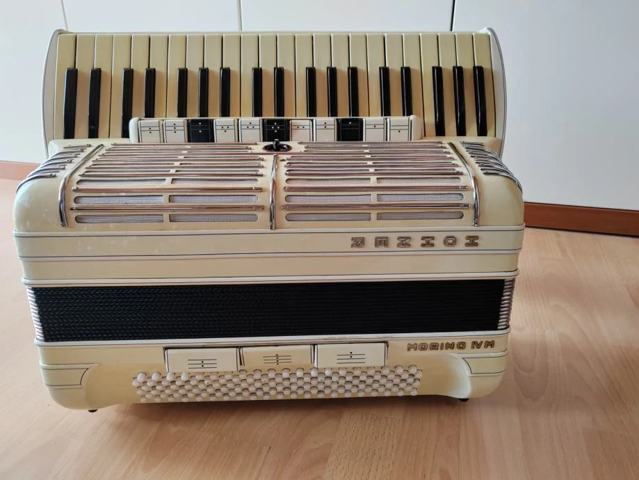 Hohner Morino IVM, dupla kabina – bijele boje — fotografija 3