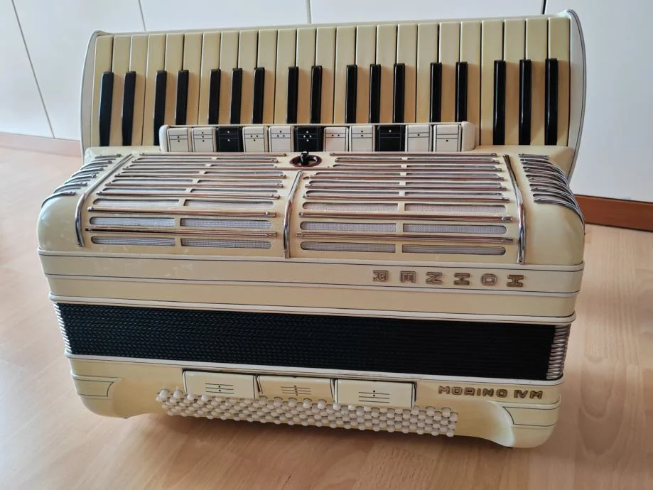 Hohner Morino IVM, dupla kabina – bijele boje