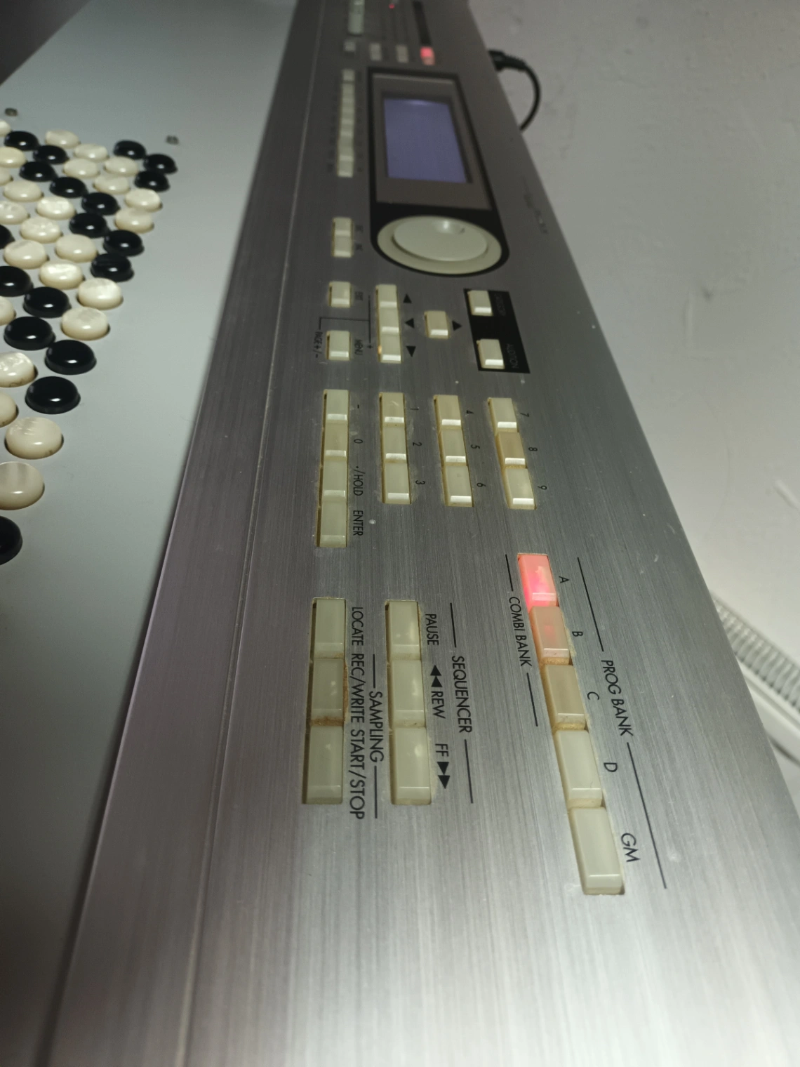 Korg Triton LE dugmetarac – kompletan, spreman za svirku — fotografija 4
