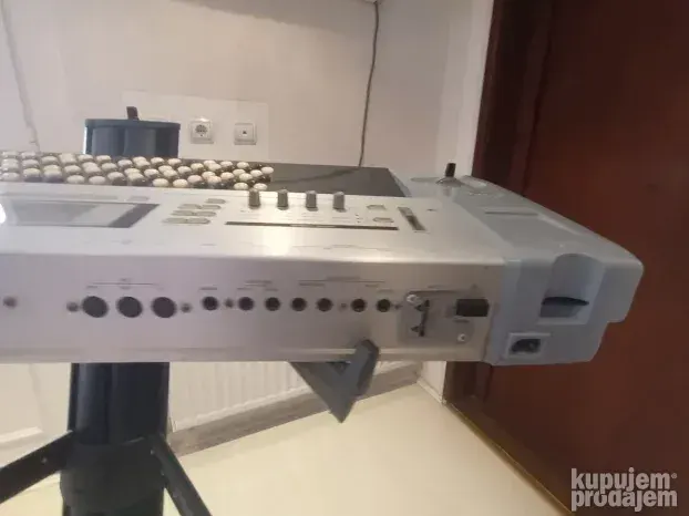 Korg Triton LE dugmetarac — fotografija 4